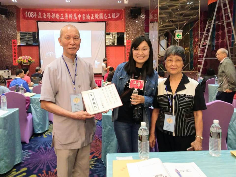 主持人瑄瑄與洪進國與蘇秀雲賢伉儷合影